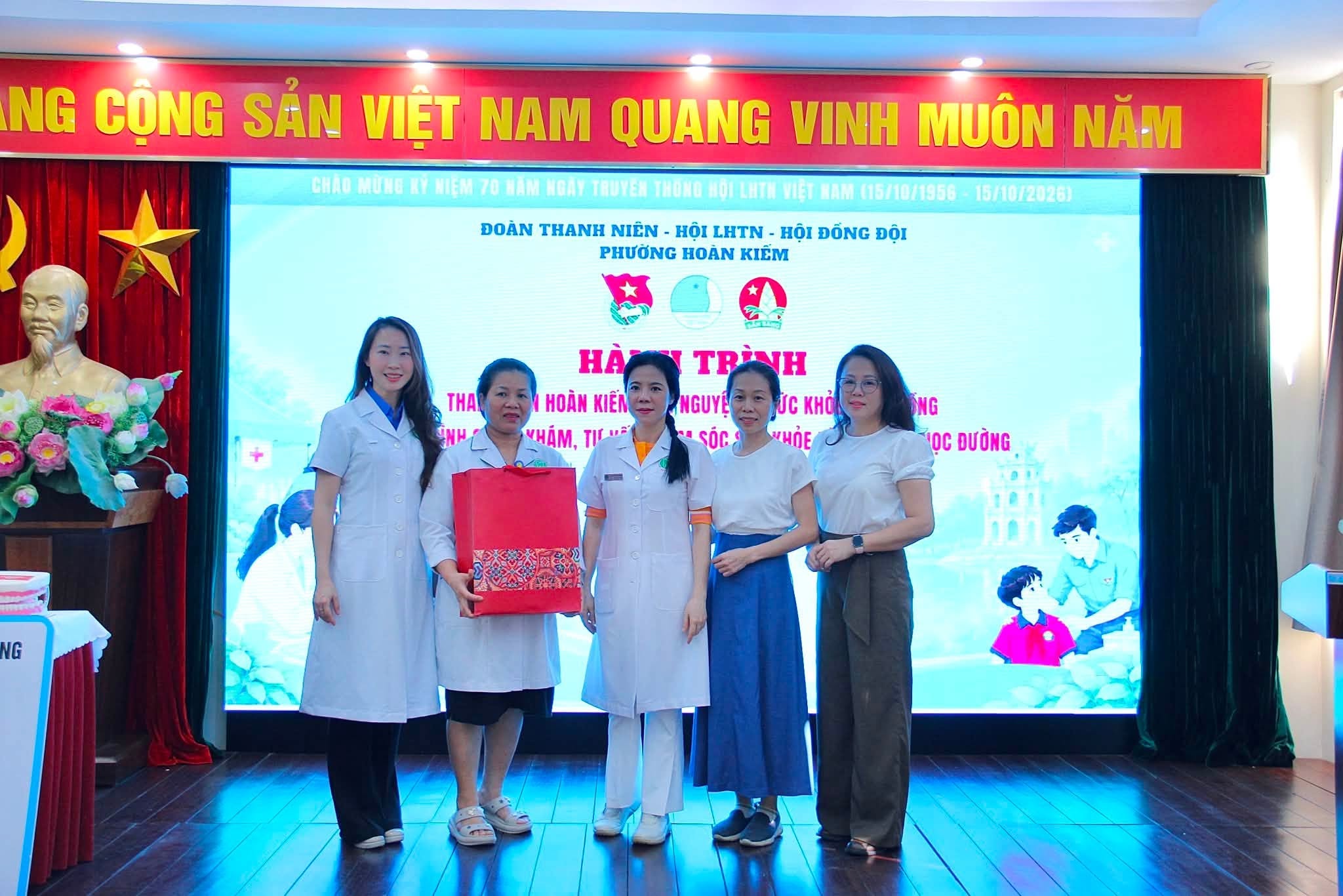 Nhà trường tặng quà cho đoàn công tác bệnh viện
